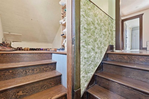 1316 15 Street Nw, Calgary, AB - Indoor Photo Showing Other Room