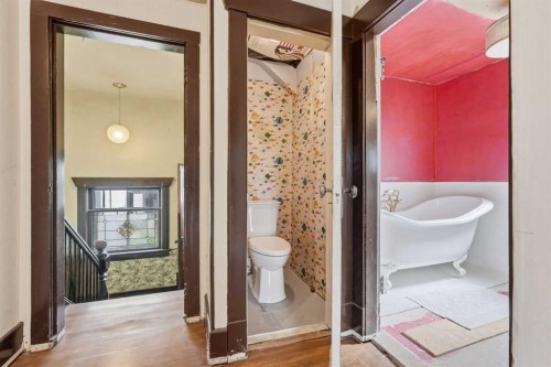 1316 15 Street Nw, Calgary, AB - Indoor Photo Showing Bathroom