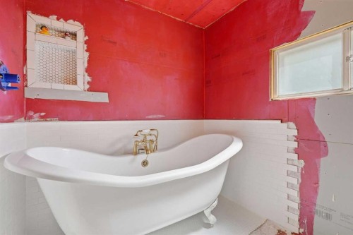 1316 15 Street Nw, Calgary, AB - Indoor Photo Showing Bathroom