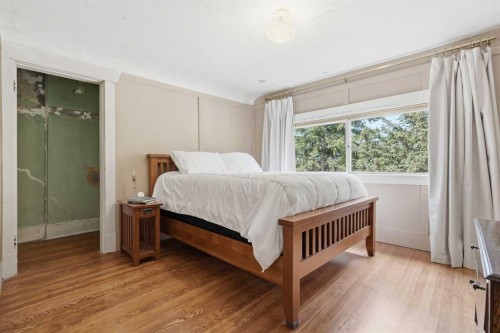 1316 15 Street Nw, Calgary, AB - Indoor Photo Showing Bedroom