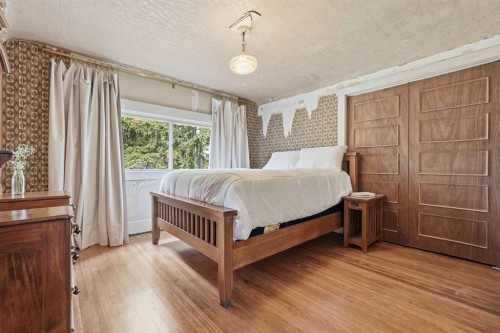 1316 15 Street Nw, Calgary, AB - Indoor Photo Showing Bedroom