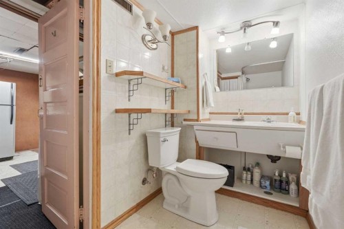 1316 15 Street Nw, Calgary, AB - Indoor Photo Showing Bathroom