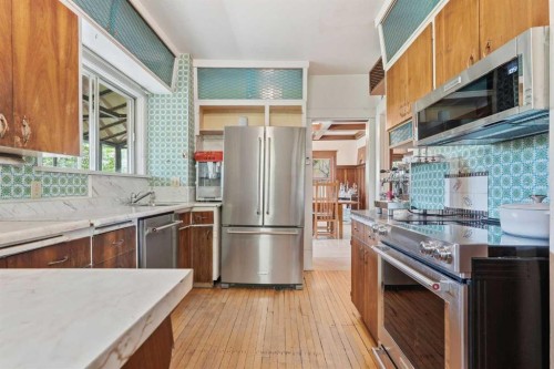 1316 15 Street Nw, Calgary, AB - Indoor Photo Showing Kitchen
