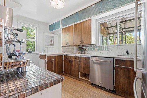 1316 15 Street Nw, Calgary, AB - Indoor Photo Showing Other Room