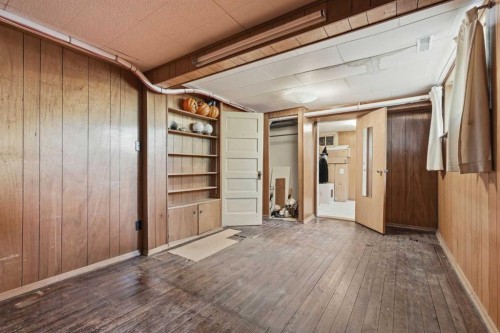 1316 15 Street Nw, Calgary, AB - Indoor Photo Showing Other Room
