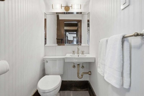 1316 15 Street Nw, Calgary, AB - Indoor Photo Showing Bathroom