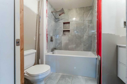 115 Maunsell Close Ne, Calgary, AB - Indoor Photo Showing Bathroom