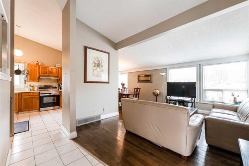 115 Maunsell Close Ne, Calgary, AB - Indoor Photo Showing Living Room