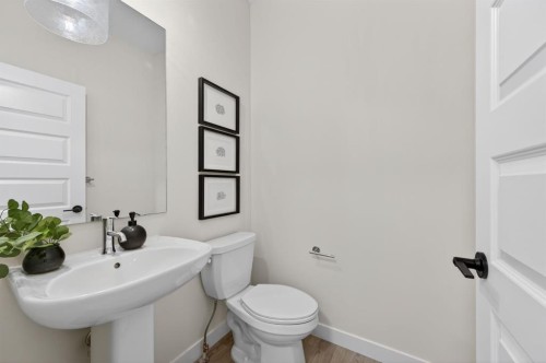 1059 Bayview Crescent, Airdrie, AB - Indoor Photo Showing Bathroom