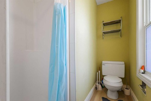 5724 Dalmead Crescent Nw, Calgary, AB - Indoor Photo Showing Bathroom