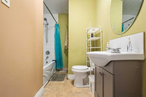 5724 Dalmead Crescent Nw, Calgary, AB - Indoor Photo Showing Bathroom
