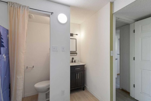 5724 Dalmead Crescent Nw, Calgary, AB - Indoor Photo Showing Bathroom