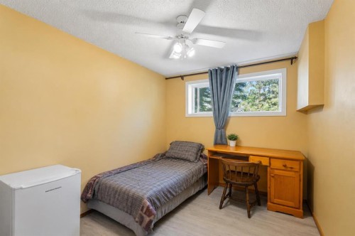 5724 Dalmead Crescent Nw, Calgary, AB - Indoor Photo Showing Bedroom