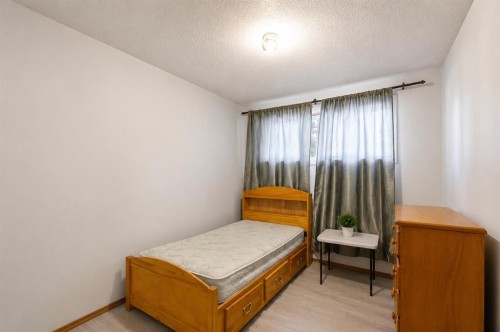 5724 Dalmead Crescent Nw, Calgary, AB - Indoor Photo Showing Bedroom