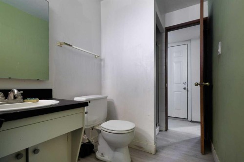 5724 Dalmead Crescent Nw, Calgary, AB - Indoor Photo Showing Bathroom