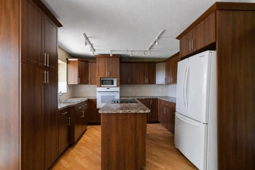 5724 Dalmead Crescent Nw, Calgary, AB - Indoor Photo Showing Kitchen