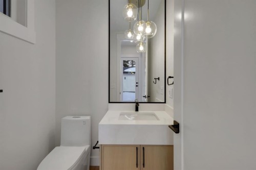 1634 21 Avenue Nw, Calgary, AB - Indoor Photo Showing Bathroom
