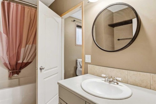 B-4810 47 Street, Olds, AB - Indoor Photo Showing Bathroom