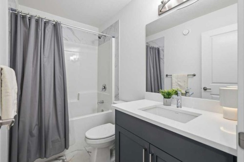 55 Heritage Manor, Cochrane, AB - Indoor Photo Showing Bathroom