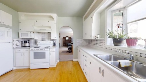 265061 A Hwy 785, Rural Willow Creek No. 26, M.D. Of, AB - Indoor Photo Showing Kitchen With Double Sink