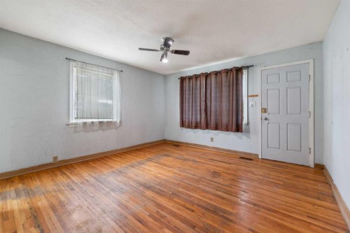 6435 34 Avenue Nw, Calgary, AB - Indoor Photo Showing Other Room