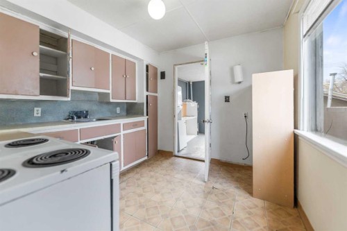 6435 34 Avenue Nw, Calgary, AB - Indoor Photo Showing Kitchen