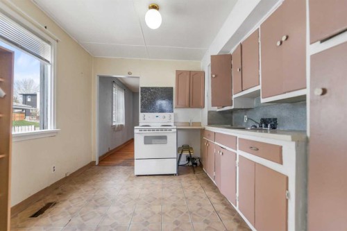 6435 34 Avenue Nw, Calgary, AB - Indoor Photo Showing Kitchen