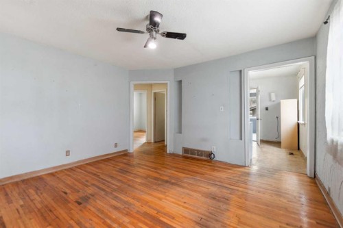 6435 34 Avenue Nw, Calgary, AB - Indoor Photo Showing Other Room