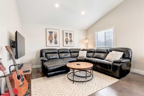 335 Morningside Crescent Sw, Airdrie, AB - Indoor Photo Showing Living Room