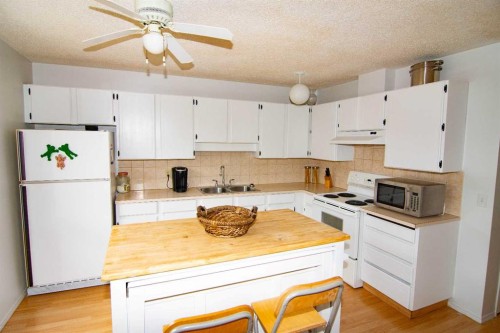 5502 Temple Road Ne, Calgary, AB - Indoor Photo Showing Kitchen With Double Sink