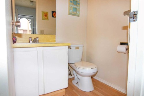 5502 Temple Road Ne, Calgary, AB - Indoor Photo Showing Bathroom
