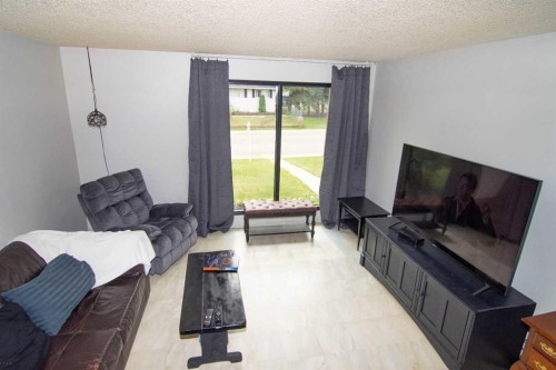 5502 Temple Road Ne, Calgary, AB - Indoor Photo Showing Living Room