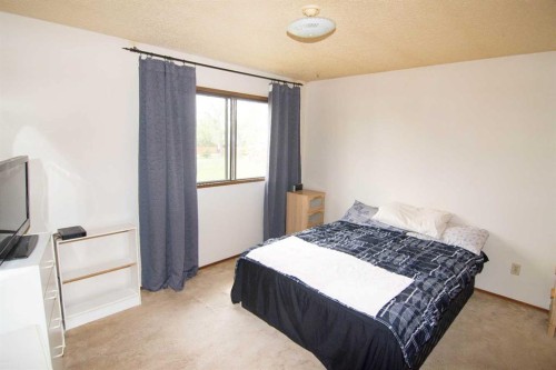 5502 Temple Road Ne, Calgary, AB - Indoor Photo Showing Bedroom