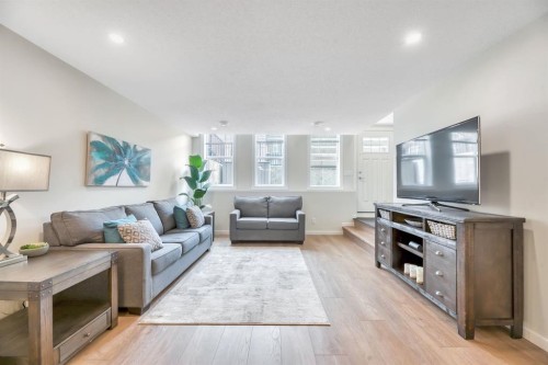 314 Cranbrook Square Se, Calgary, AB - Indoor Photo Showing Kitchen