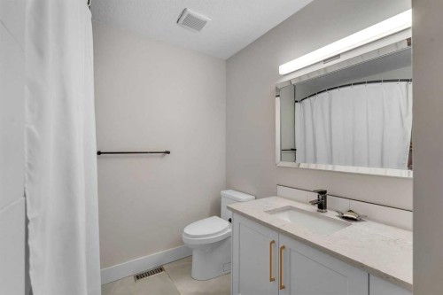 272 West Chestermere Drive, Chestermere, AB - Indoor Photo Showing Bathroom