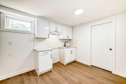 2918 Doverville Crescent Se, Calgary, AB - Indoor Photo Showing Kitchen