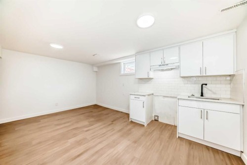 2918 Doverville Crescent Se, Calgary, AB - Indoor Photo Showing Kitchen