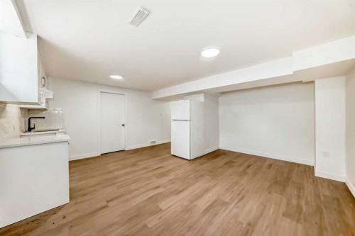 2918 Doverville Crescent Se, Calgary, AB - Indoor Photo Showing Kitchen