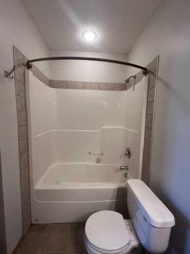 A-4813 49 Street West, Olds, AB - Indoor Photo Showing Bathroom