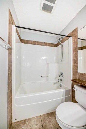 32 Copperleaf Way Se, Calgary, AB - Indoor Photo Showing Bathroom