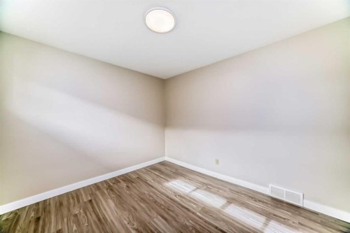 2311 Westmount Road Nw, Calgary, AB - Indoor Photo Showing Other Room