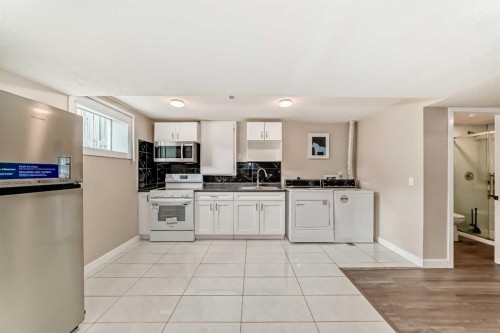 2311 Westmount Road Nw, Calgary, AB - Indoor Photo Showing Kitchen