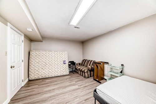 2311 Westmount Road Nw, Calgary, AB - Indoor Photo Showing Bedroom