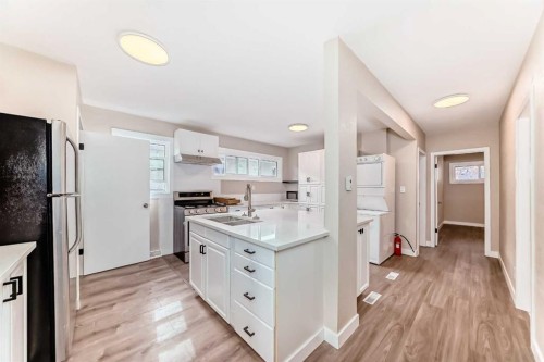 2311 Westmount Road Nw, Calgary, AB - Indoor Photo Showing Kitchen