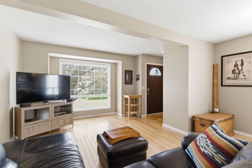 90 Coventry Lane Ne, Calgary, AB - Indoor Photo Showing Living Room