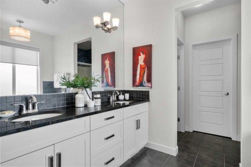 25 Fireside Landing, Cochrane, AB - Indoor Photo Showing Bathroom