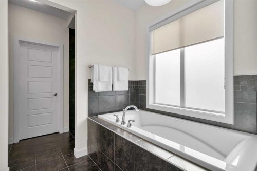 25 Fireside Landing, Cochrane, AB - Indoor Photo Showing Bathroom