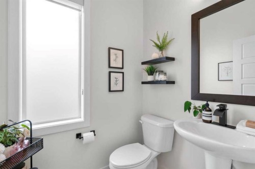 25 Fireside Landing, Cochrane, AB - Indoor Photo Showing Bathroom