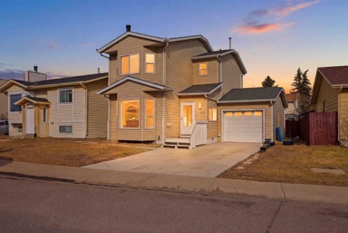 172 Castlebrook Road Ne, Calgary, AB - Outdoor