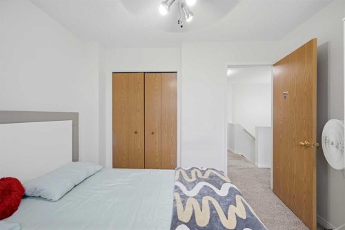 172 Castlebrook Road Ne, Calgary, AB - Indoor Photo Showing Bedroom